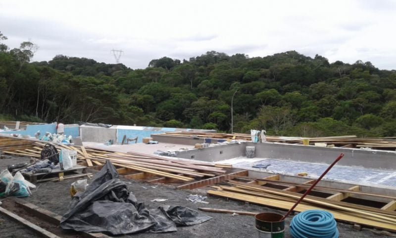 Terreno em condomínio residencial fechado de alto padrão no bairro Ponta Aguda.